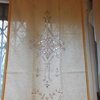 Tenda ricamate a mano ecru