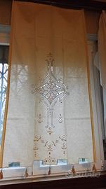 Tenda ricamate a mano ecru