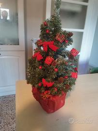 Alberello di Natale  con decorazioni rosse