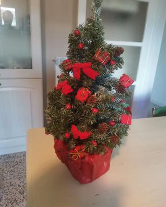 Alberello di Natale  con decorazioni rosse