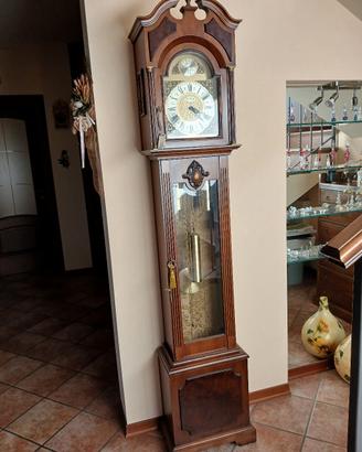 salottino in vimini e pendolo