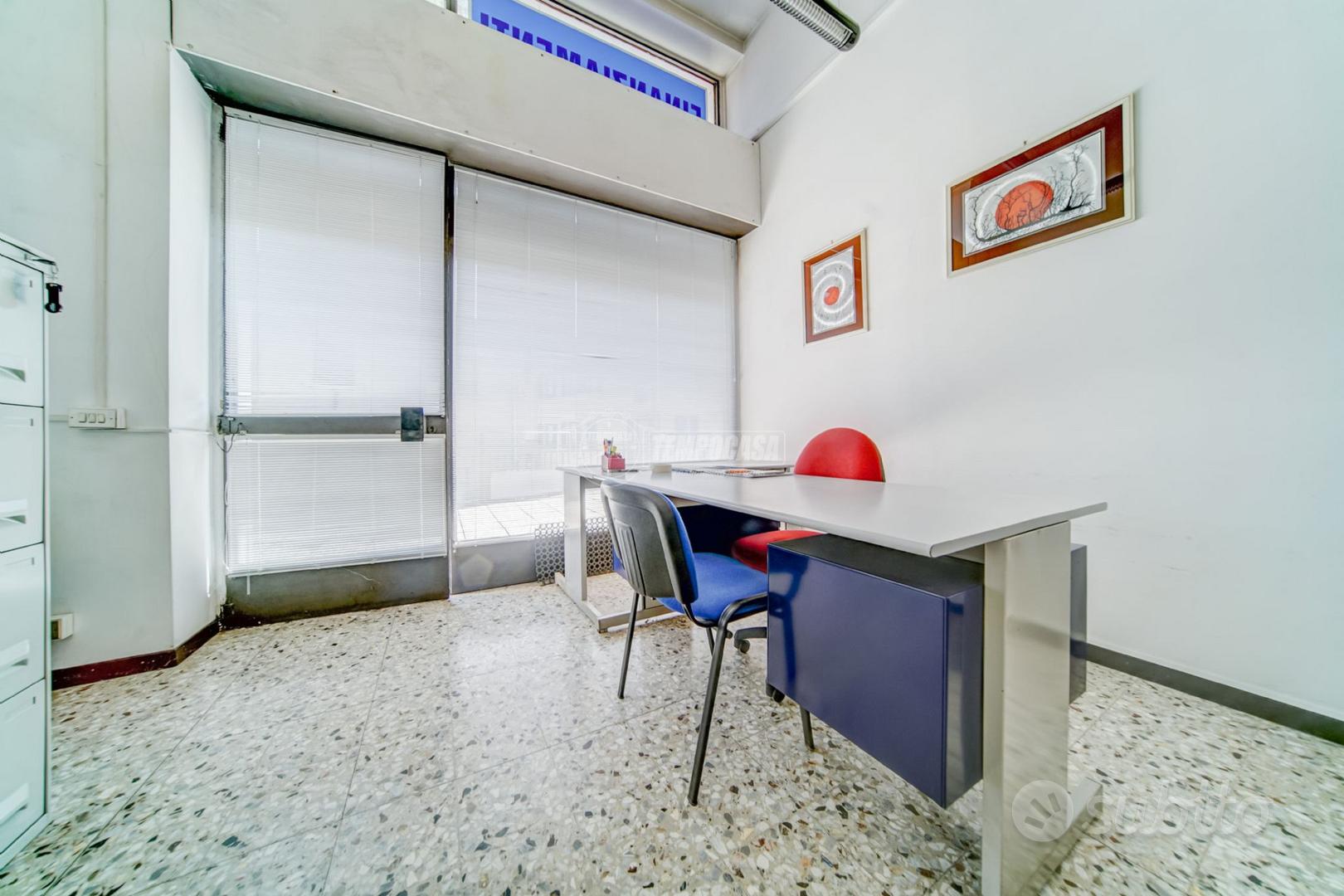 NEGOZIO CON VETRINA IN CENTRO CON AMPIO PARCHEGGIO - Vista 3
