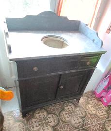 Mobile rustico di legno colore marrone scuro