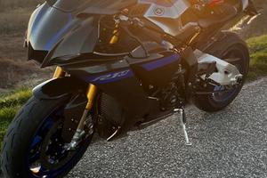 Yamaha r1 m