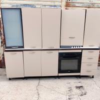 Cucina attrezzata con frigorifero compreso a parte