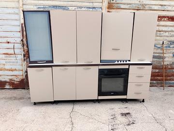 Cucina attrezzata con frigorifero compreso a parte