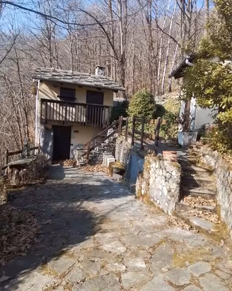 Baita di montagna con terreno