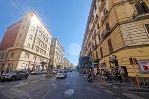 NEGOZIO A NAPOLI