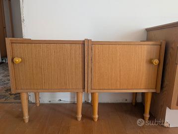 Set di comodini in legno 