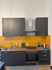 Cucina completa con forno e lavastoviglie Indesit