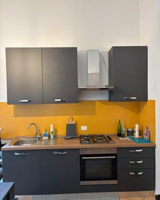 Cucina completa con forno e lavastoviglie Indesit