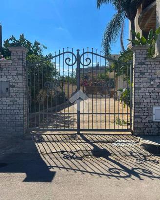 2 LOCALI A LEVERANO
