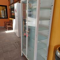 armadietto con ripiani in vetro 