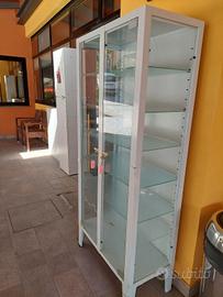 armadietto con ripiani in vetro 