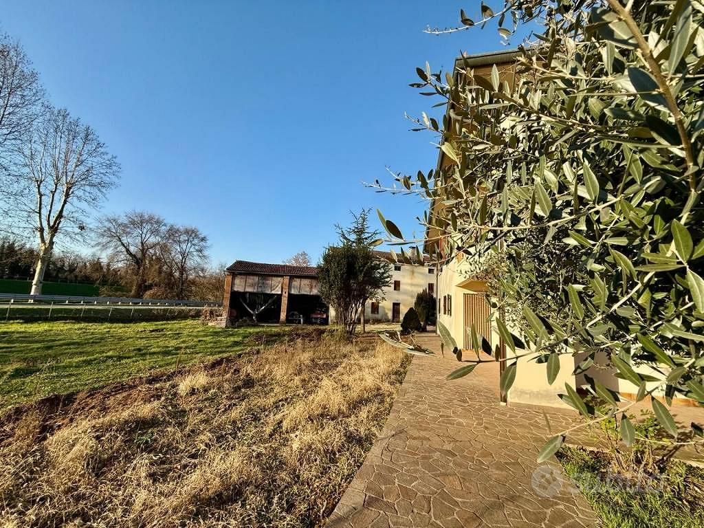 Rustico / Casale di 300 m² a Sarego - Altro