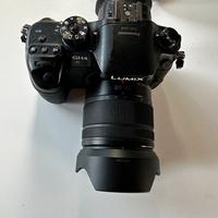 Fotocamera Lumix GH4 con ottica 12-60