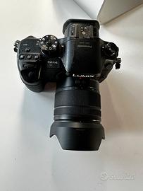 Fotocamera Lumix GH4 con ottica 12-60