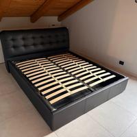 Letto matrimoniale con contenitore similpelle nera