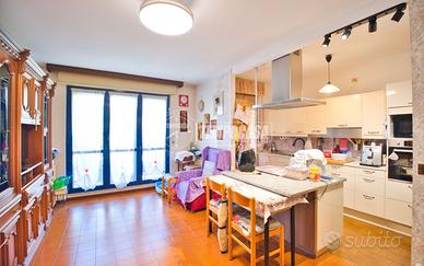 TRILOCALE CON DOPPI SERVIZI CANTINA E BOX!!!