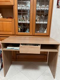 Scrivania in legno con cassetto