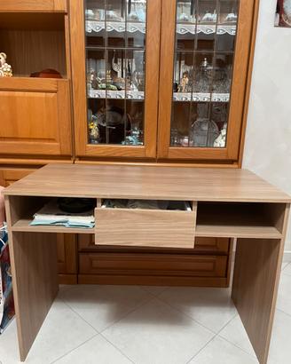 Scrivania in legno con cassetto