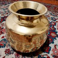 Grosso vaso in ottone massiccio lucido 