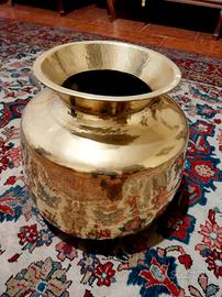 Grosso vaso in ottone massiccio lucido 
