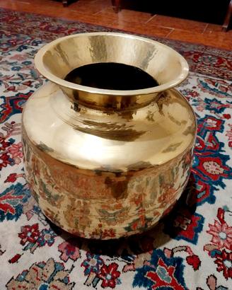 Grosso vaso in ottone massiccio lucido 