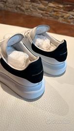 Sneaker Oversize in bianco/nero Alexander McQueen