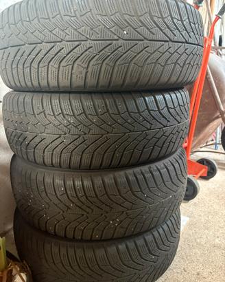 4 Pneumatici Invernali Kumho WP52 215/60 R16 99H