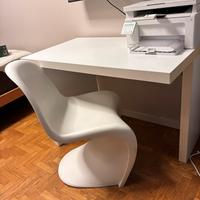 Sedia Panton Chair di Vitra piu tavolino design