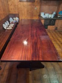 Tavolo il legno massiccio