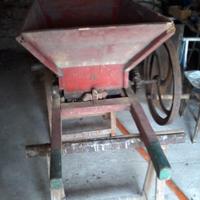 Pigiatrice per uva antica in legno e ghisa