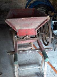 Pigiatrice per uva antica in legno e ghisa