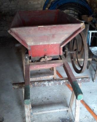 Pigiatrice per uva antica in legno e ghisa