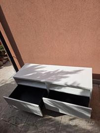 Cassettiera e comodini di colore bianco 