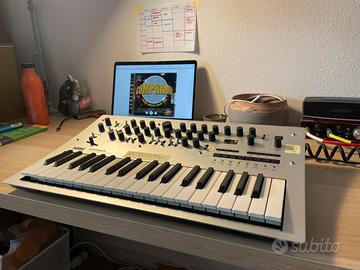 Korg minilogue synth sintetizzatore con custodia