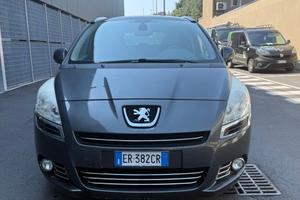 Peugeot 5008 1.6 benzina, comoda e spaziosa