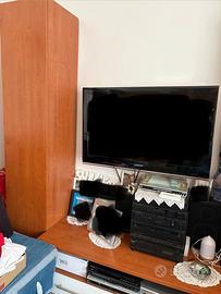 Parete soggiorno con mensola