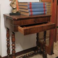 TAVOLO DA LAVORO O DA CUCITO CON PIANO APRIBILE