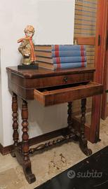 TAVOLO DA LAVORO O DA CUCITO CON PIANO APRIBILE