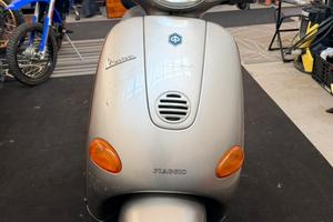 Vespa 50 et2 2011