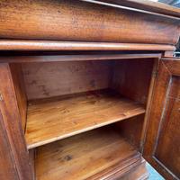 Credenza completa di tavolo e sedie