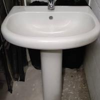 Lavabo con colonna e rubinetto