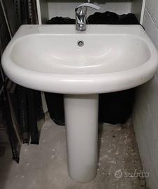 Lavabo con colonna e rubinetto
