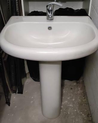Lavabo con colonna e rubinetto