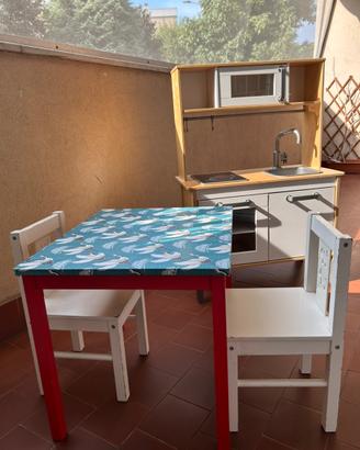 Cucina giocattolo Ikea+ tavolino con 2 sedie