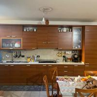 Cucina completa con elettrodomestici di qualità