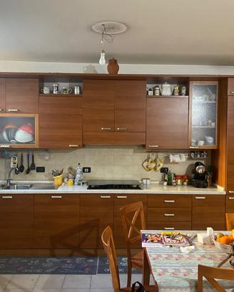 Cucina completa con elettrodomestici di qualità