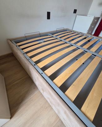 struttura letto imbottita con contenitore e doghe 